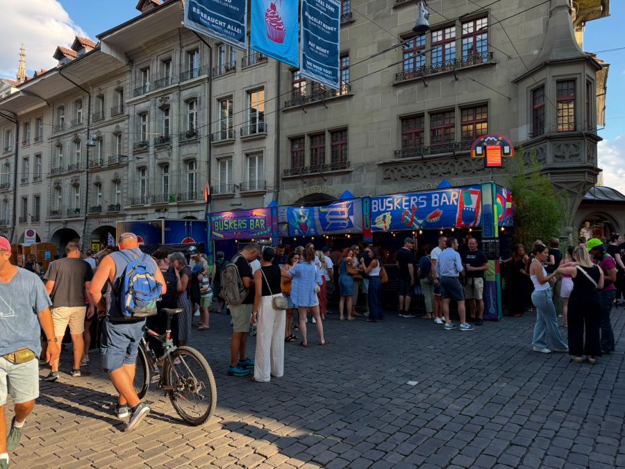 Seit Donnerstagabend ist die untere Altstadt von Bern erneut Schauplatz internationaler Strassenkunst.