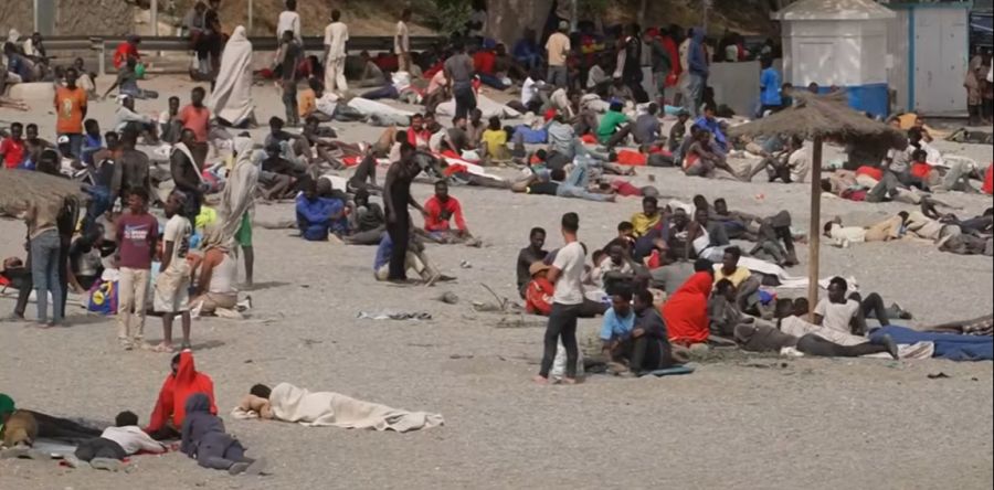 Bilder vom Strand von Ceuta zeigen: Auch am vierten Tag ist der Strand voller Migranten.