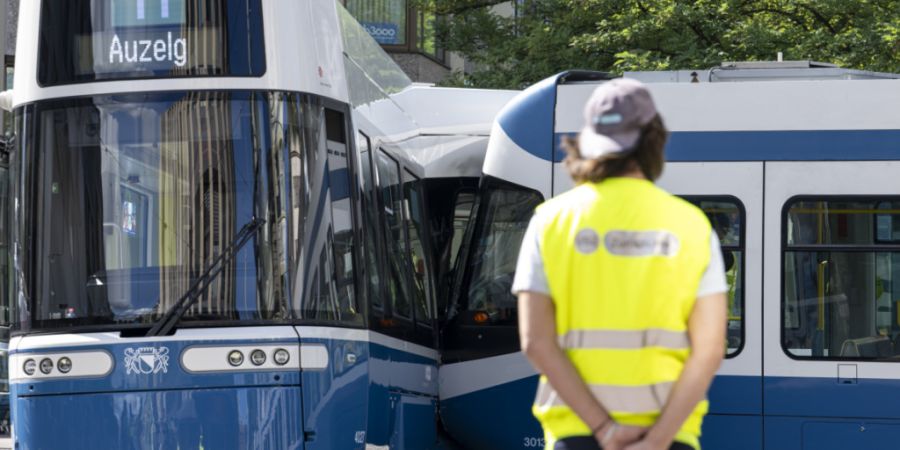 Ein medizinisches Problem war der Auslöser für diese Tramkollision. Nun wollen die VBZ die Cobra-Trams nachrüsten. Sie sollen ein Sicherheitssystem erhalten, das etwa bei Bewusstlosi...