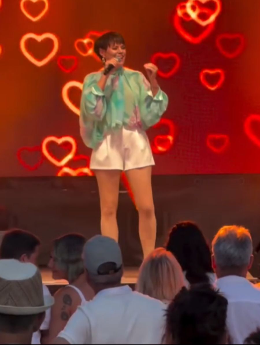Francine Jordi auf der Bühne während eines Konzerts.