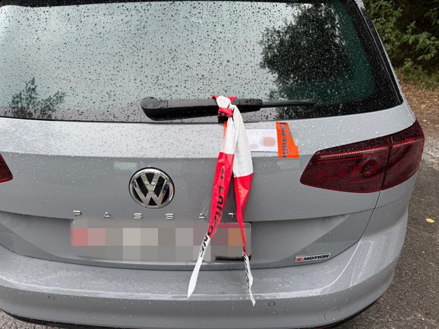 Die Polizei fordert die Halterin oder den Halter auf, sich unter der Nummer 117 zu melden.