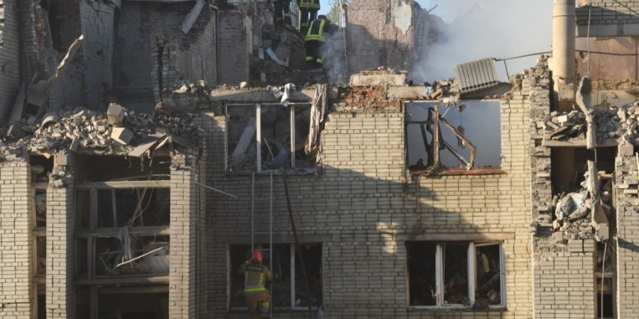 dpatopbilder - Rettungskräfte durchsuchen nach einem Luftangriff in Lemberg (Ukraine) die Trümmer eines Wohngebäudes. Foto: Mykola Tys/AP/dpa