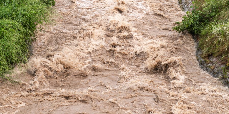 Die Bäche am Pilatus können nach starkem Regen viel Wasser führen. (Symbolbild)