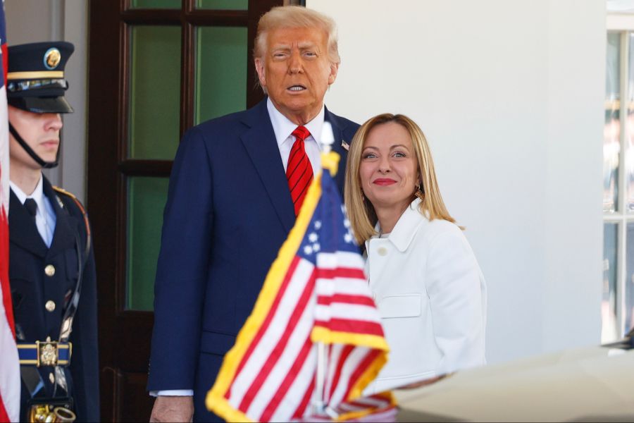 Der US-Präsident sagt, die Italienerin habe ihn für ein Foto angefleht.