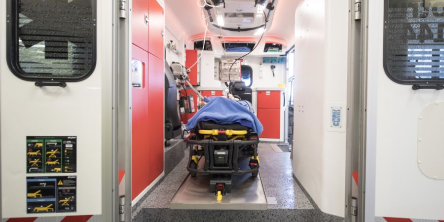 Der Rettungsdienst hat einen verunfallten E-Biker notfallmässig ins Spital bringen müssen. (Symbolbild)
