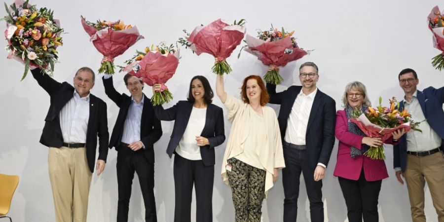Die Winterthurer Stadträtin Martina Blum (Grüne, dritte von links) wechselt das Departement, die neu gewählte Romana Heuberger (FDP, zweite von rechts) übernimmt Blums bisheriges. (...