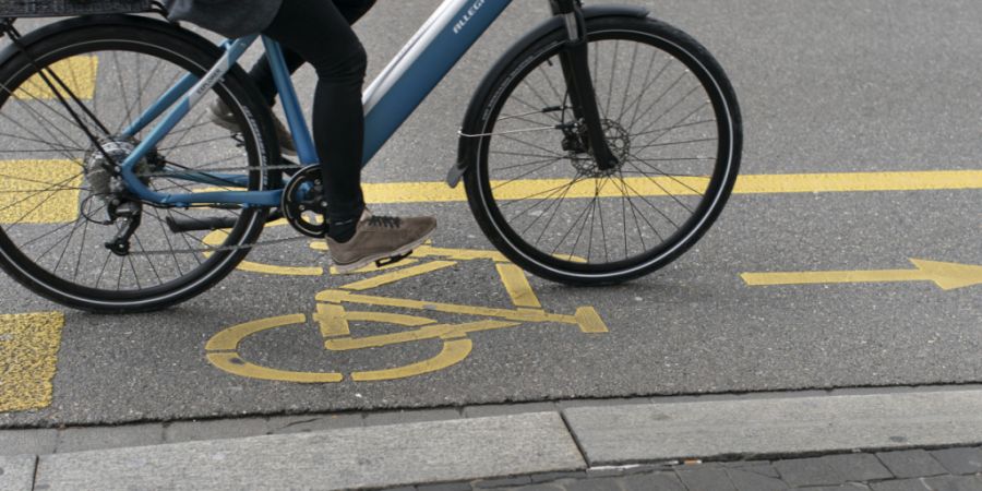 Ein 62-jähriger Mann war am Donnerstagabend in Lachen SZ ohne Helm mit seinem E-Bike unterwegs, als er stürzte. (Symbolbild)