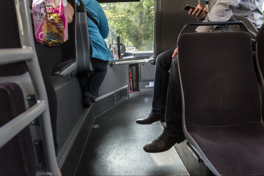 Eine Knigge-Expertin rät feinen Nasen, sich – wenn möglich – einfach umzusetzen, wenn sie unter Schweissgeruch im ÖV leiden.