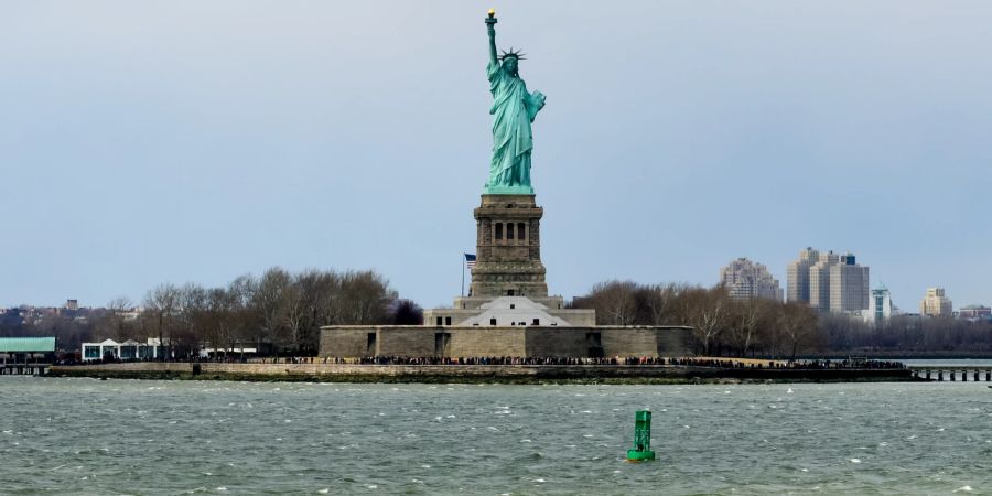 Auf der kostenlosen Fähre sehen Sie die Freiheitsstatue ebenso gut wie auf teuren Ausflugsbooten.