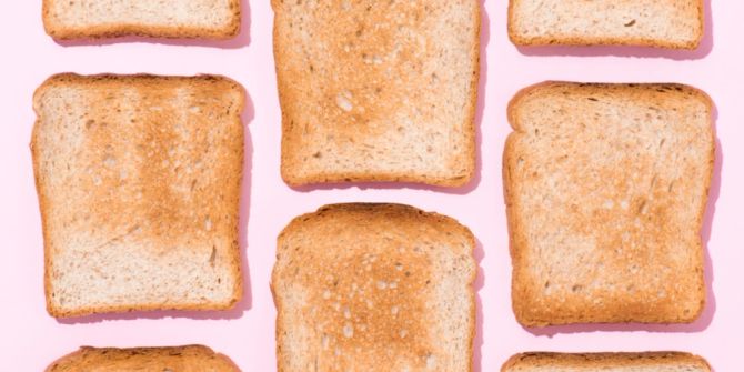 Toastbrotscheiben angeordnet rosa Hintergrund