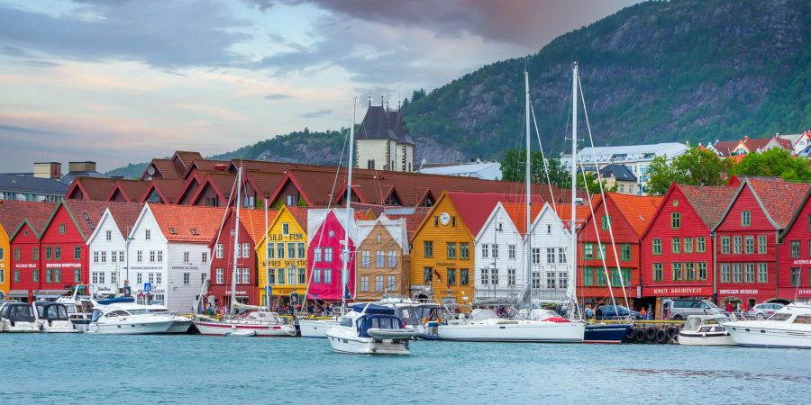 Bunte Häuserzeile mit Segelbooten, Bergen, Norwegen.