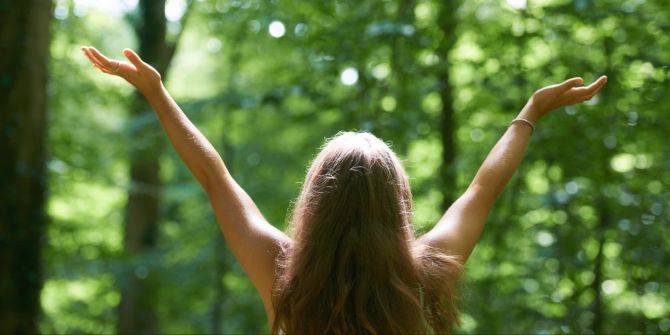 Frau im Wald