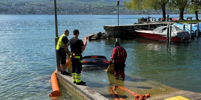 Stäfa ZH: Auto stürzt in Zürichsee. Stäfa ZH
