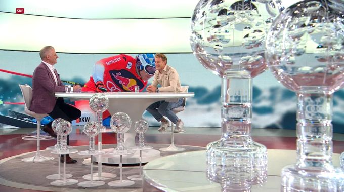 Marco Odermatt war mit seinen Kugeln Gast im SRF-«Sportpanorama». Marco Odermatt