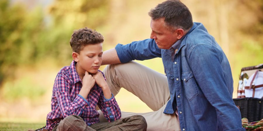 Vater und Sohn beim Diskutieren.