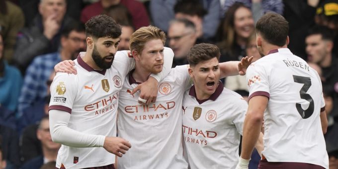Kevin de Bruyne (2.v.li.) glänzt bei Manchester City mit zwei Toren. Manchester City Premier League