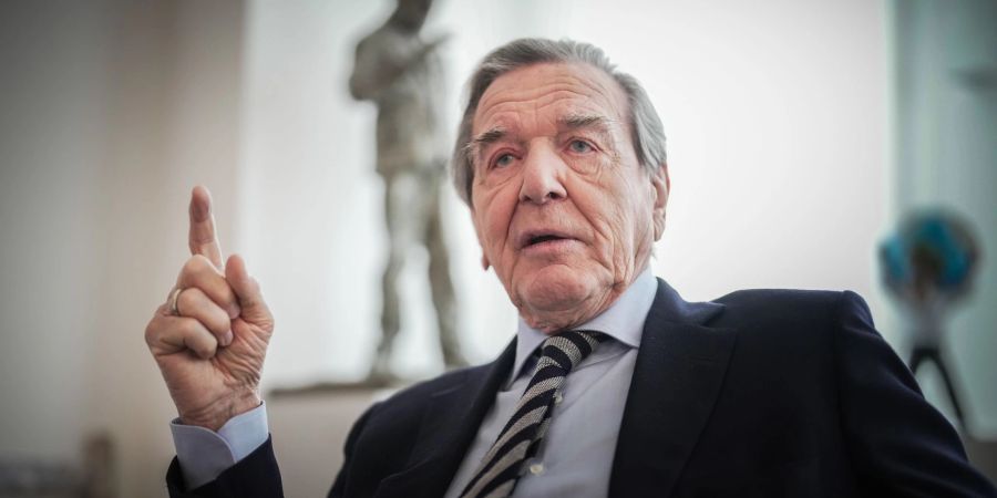 Gerhard Schröder (SPD) ist seit seiner Kanzlerschaft von 1998 bis 2005 mit Russlands Präsident Wladimir Putin befreundet.