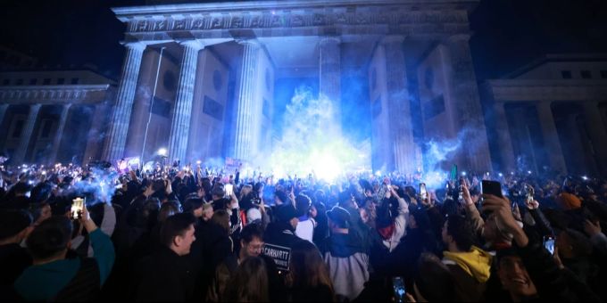 Der Rauch der Kiffer ist vor dem Brandenburger Tor gut zu sehen. Hanf Rauchen Kiffen
