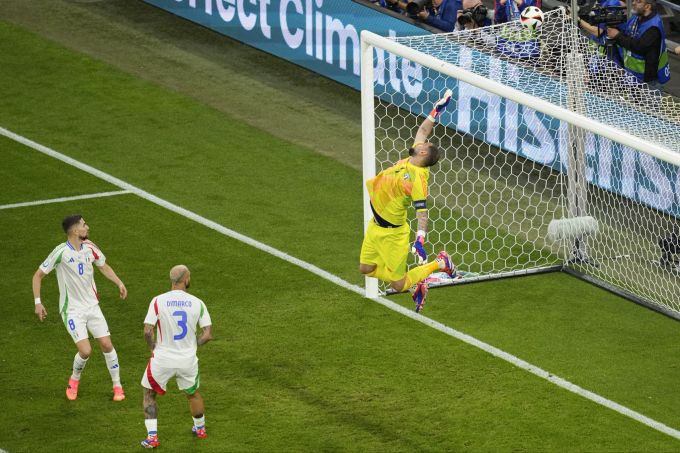 Gianluigi Donnarumma pariert einen Schuss im Spiel gegen Spanien an der EM 2024. EM 2024