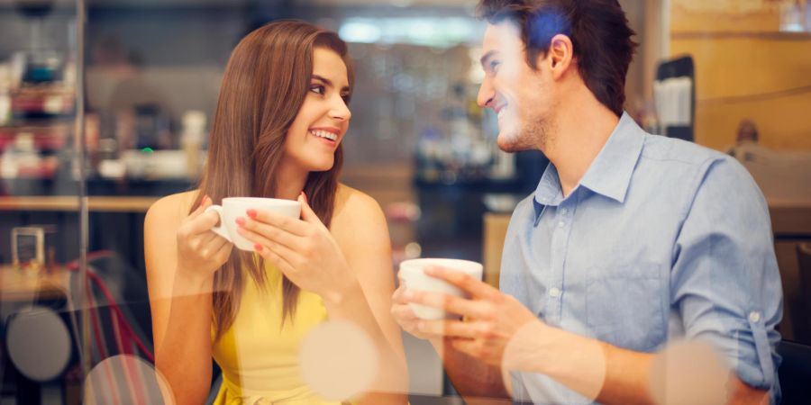 Mann, Frau in Café