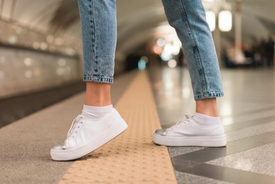 Frau mit Sneakers.