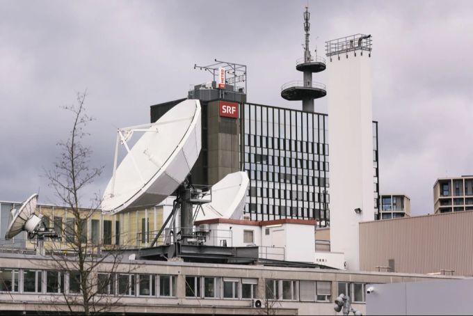 Blick auf das Gebäude und Satellitenschüsseln des Schweizer Radios und Fernsehens SRF im ehemaligen Industriegebiet Leutschenbach, aufgenommen im Winter 2018 in Zürich. SRF Leutschenbach SRG-Initiative