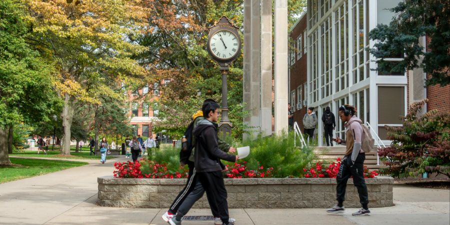 Studenten auf dem Campus