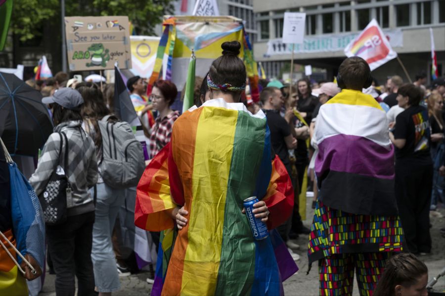 Menschen nehmen an der Pride Zürich teil.