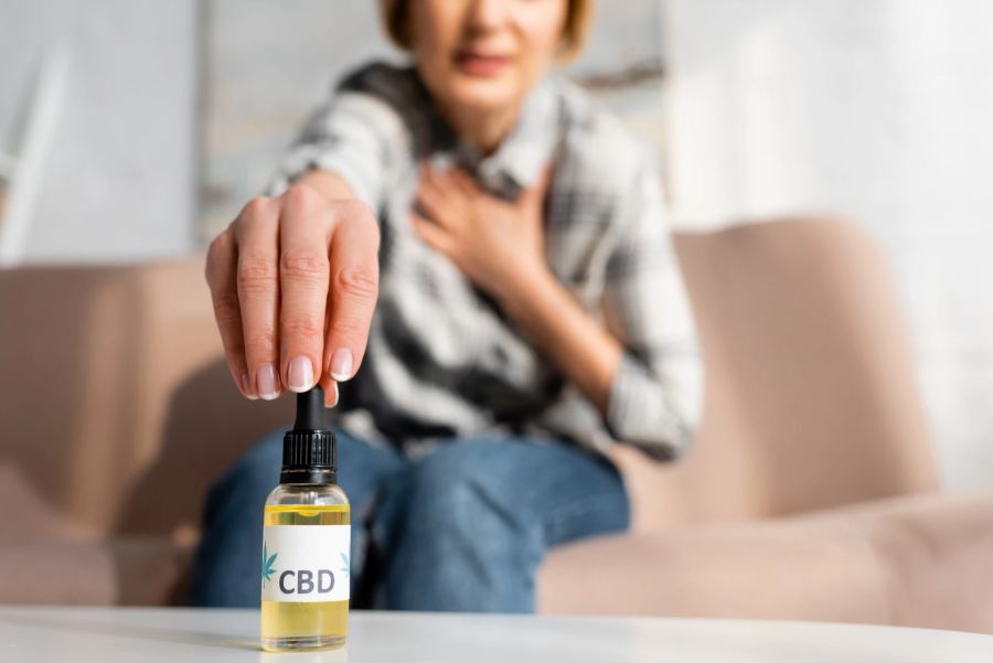 Frau greift CBD-Öl