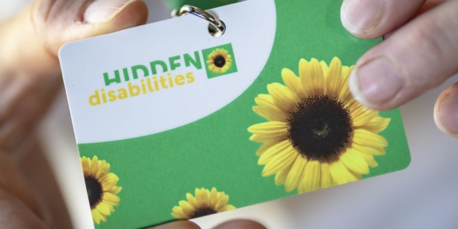 Der Sonnenblumen-Umhängebändel für Reisende mit unsichtbaren Behinderungen ist ab sofort in allen SBB-Reisezentren erhältlich. (Archivbild)