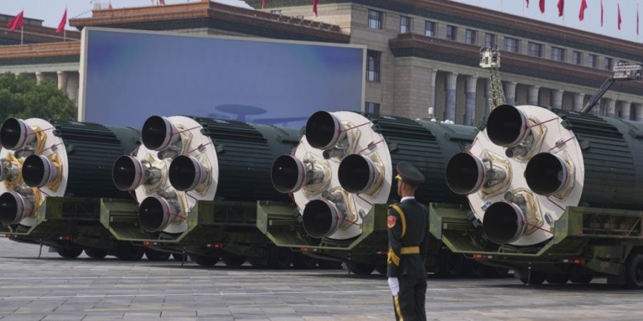 ARCHIV - Die mit Flüssigtreibstoff betriebenen strategischen Interkontinentalraketen DF-5C wird bei der Militärparade zum 80. Jahrestag der Kapitulation Japans im Zweiten Weltkrieg vo...