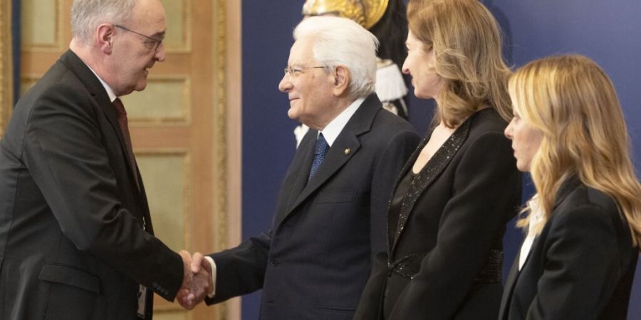 Der italienische Staatspräsident Sergio Mattarella (zweiter von links) begrüsst Bundespräsident Guy Parmelin (ganz links) am Freitagabend in Mailand. Ganz rechts die italienische Min...
