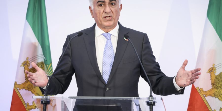 ARCHIV - Reza Pahlavi, der Sohn des gestürzten iranischen Schahs Mohammad Reza Pahlavi, spricht während einer Pressekonferenz. Foto: Thomas Padilla/AP/dpa