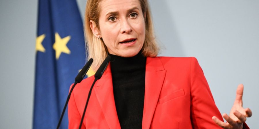 ARCHIV - Kaja Kallas, Vizepräsidentin der EU-Kommission, spricht bei einem Pressestatement mit Verteidigungsminister Pistorius. Die EU-Außenbeauftragte ist zu Gesprächen über die St...
