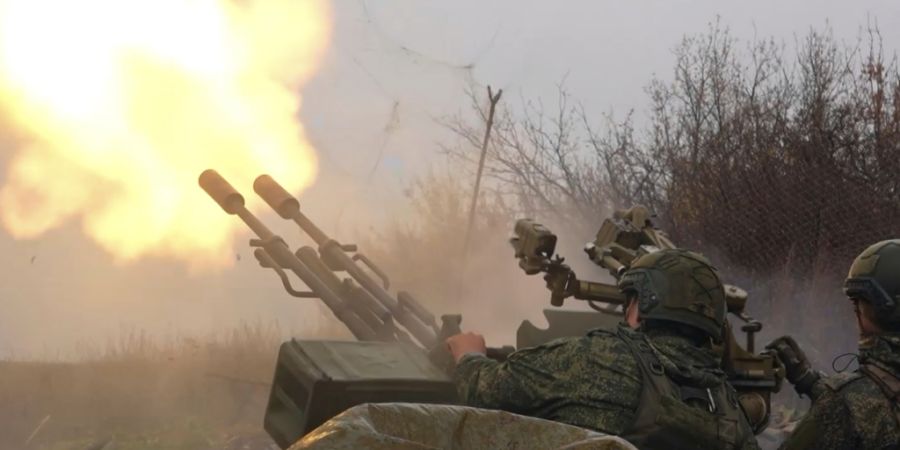 HANDOUT - In diesem Bild aus einem Video des Pressedienstes des russischen Verteidigungsministeriums vom Freitag, 7. November 2025, schießen Soldaten der russischen Armee auf eine ukra...