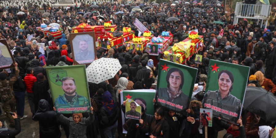 Trauernde nehmen an der Beerdigung von Kämpfern der kurdisch geführten Syrischen Demokratischen Kräfte (SDF) teil, die Anfang dieses Monats bei Zusammenstößen mit syrischen Regieru...