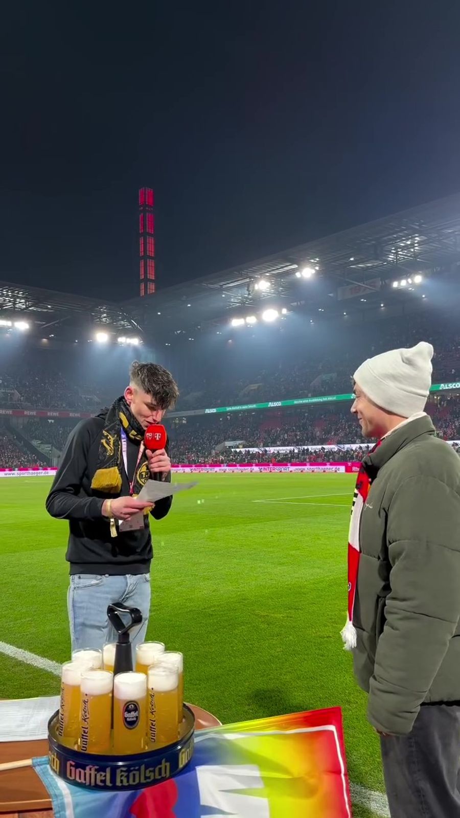 Vor dem Anpfiff des Diversity-Spieltags richteten sich alle Blicke auf Köln-Fan und Schiedsrichter Pascal Kaiser.