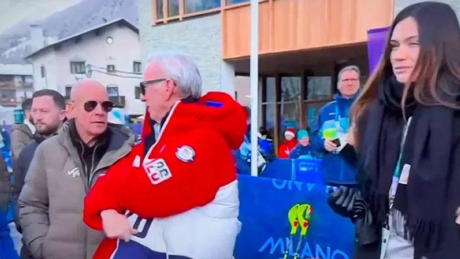 Im Zielbereich in der Nähe der Athleten unterhielt sich der Tech-Titan mit Johan Eliasch (64), Präsident des Welt-Skiverbandes (FIS). Model und Buchautorin Gloria-Sophie Burkandt stand in Schwarz gekleidet daneben.
