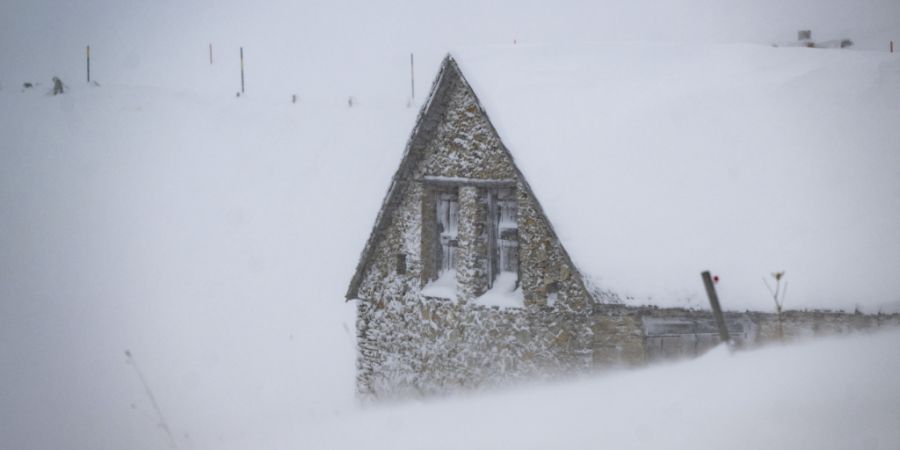 Die starken Schneefälle liessen in Graubünden teilweise den Strom ausfallen. (Symbolbild)