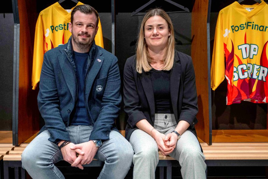 Pascal Signer, COO, SCB Eishockey AG und Estelle Duvin, PostFinance Top-Scorer der SCB Bern Frauen.