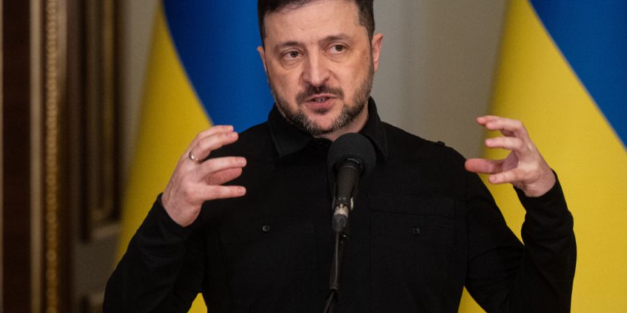 Wolodymyr Selenskyj, Präsident der Ukraine, spricht während eines Briefings. Foto: Danylo Antoniuk/AP/dpa/Archivbild