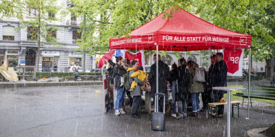 Die SP Luzern, hier ein Stand anlässlich der Luzerner Stadtratswahlen, lanciert zwei kantonale Initiativen. (Archivaufnahme)
