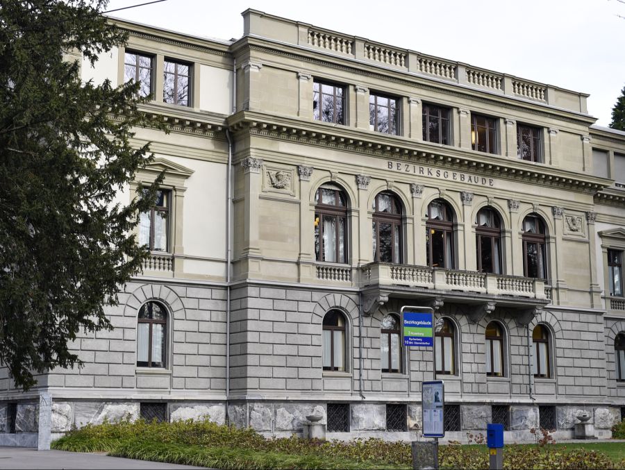 Vor dem Bezirksgericht Winterthur wird er zu einer 15-monatigen Freiheitsstrafe verurteilt. (Archivbild)