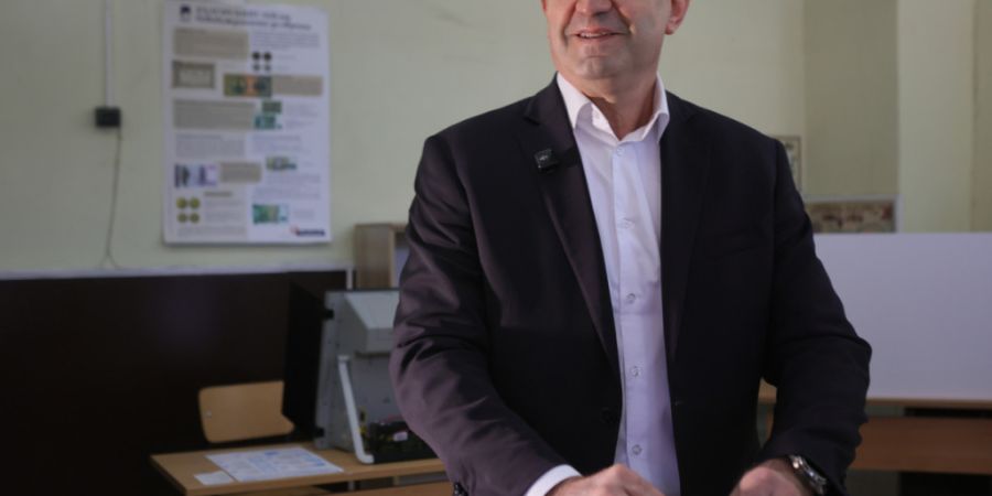 Der ehemalige bulgarische Präsident Rumen Radew gibt seine Stimme in einem Wahllokal in Sofia ab. Foto: Valentina Petrova/AP/dpa