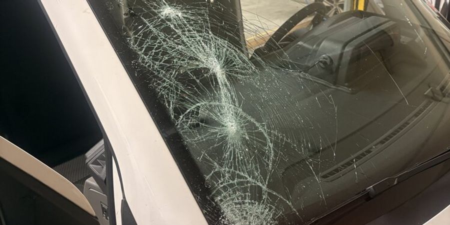 Streifenwagen beschädigt