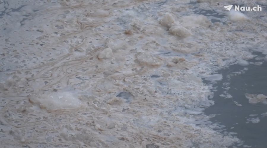 Das Problem dabei: Liegt der Schnee schon etwas länger, landet mit ihm auch viel Abfall in der Linth.