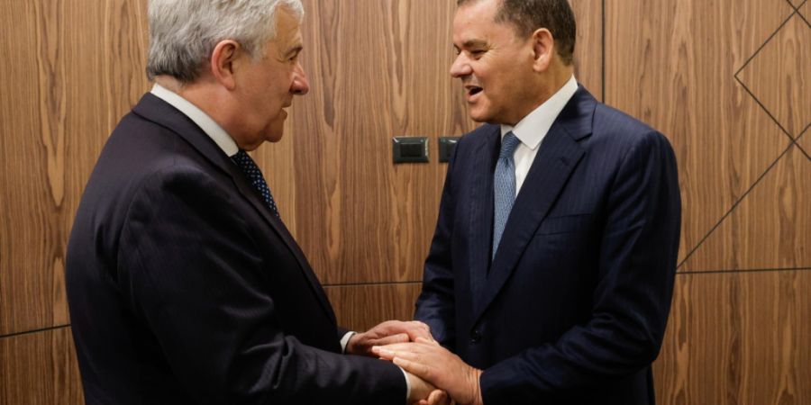 Der italienische Aussenminister Antonio Tajani (rechts) mit dem libyschen Ministerpräsidenten Abdul Hamid Dbeibeh währen der Unterzeichnung des strategischen Partnerschaftsabkommens f...
