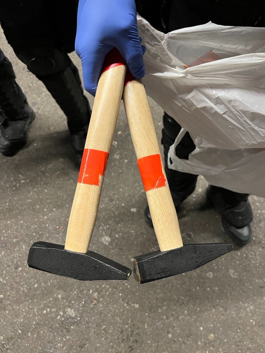 Darunter befinden sich Hammer...