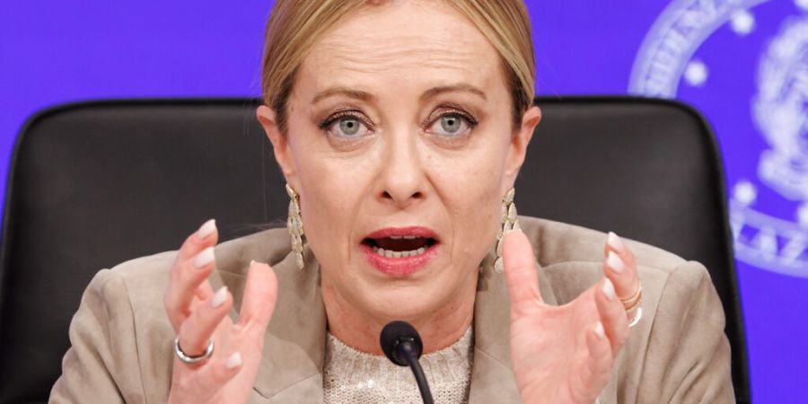 ARCHIV - Die italienische Ministerpräsidentin Giorgia Meloni auf einer Pressekonferenz. Foto: Roberto Monaldo/LaPresse/dpa