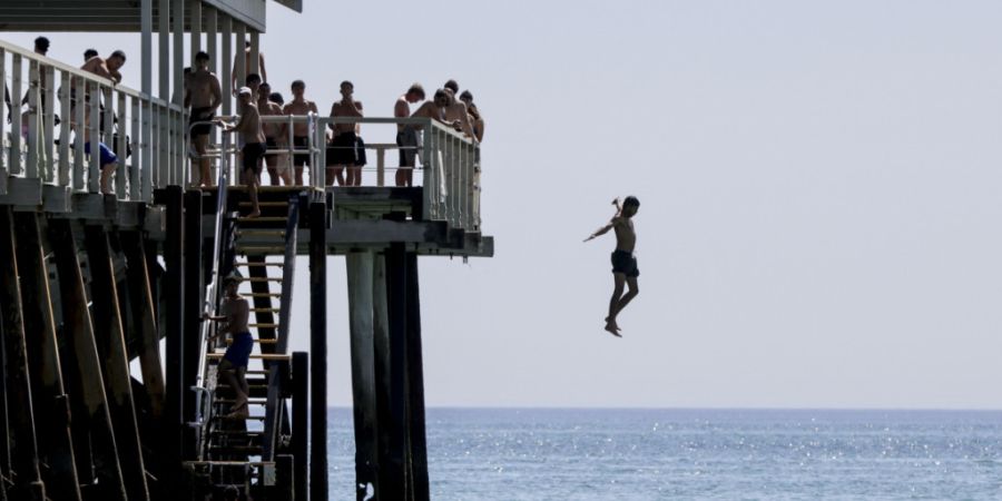 dpatopbilder - Jetty Jumpers entkommen der Hitze in Adelaide. Am Australia Day werden in einigen Städten Temperaturen von bis zu 40 Grad erwartet, während die Südstaaten in einer rek...
